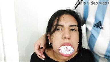Fille sexy inexpérimentée bâillonnée avec 10 chaussettes par Latina Lezdom MILF chaude - 8 image