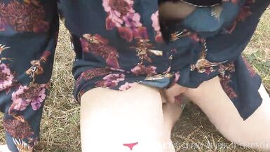 Vends-ta-culotte - Gorgeous amateur MILF with hairy pussy masturbating in the park - 4 image