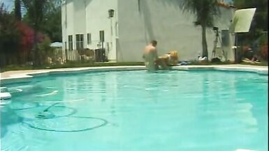 Atemberaubende blonde MILF nimmt massiven Schwanz von hinten - 10 image