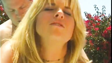 Une superbe blonde MILF prend une énorme bite par derrière