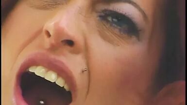 Busty roten Kopf beugt sich über und wird hart von hinten geschlagen