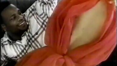 Alla troietta arrapata piace quando un enorme palo nero scivola in profondità nella sua fica - 4 image