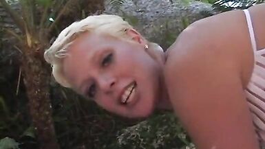 Un homme lèche les pieds dune fille à poils courts et lui fait une fellation profonde au bord dune piscine.