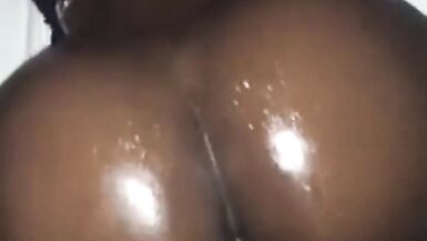 Culo tondo e spesso di ebano sbattuto da dietro - 2 image