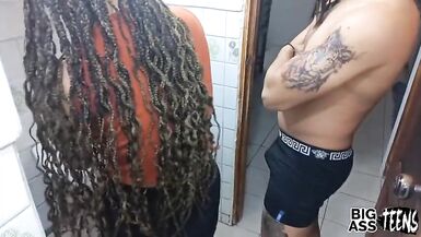 Ayudo a mi hermanastra en sus redes sociales y me le corro en su concha estrecha - 3 image