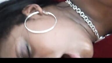 Une pute en ébène monte une bite massive sur le canapé