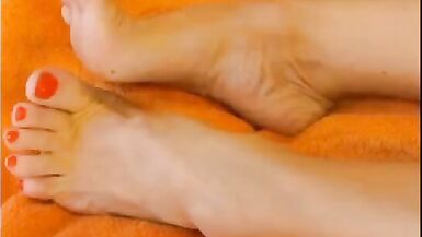 Selena's feet posing in bed and sex - 2 image
