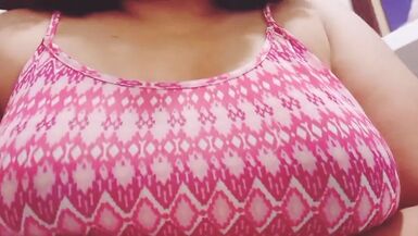 ma copine potelée se masturbe avec son gode, elle le met dans sa chatte poilue et potelée et elle jouit.