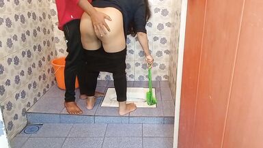Bathroom Ki Safayi Kar Rhi Bhabhi Ko Pakad Ke Choot Chodi - 2 image