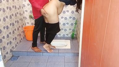 Bathroom Ki Safayi Kar Rhi Bhabhi Ko Pakad Ke Choot Chodi - 3 image