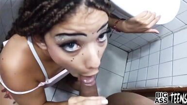 Un culo perfetto e grande scopato in bagno dal cazzo del patrigno, lui sborra dentro di me e mi rompe il culo Xvideos Big Ass Teens - 7 image