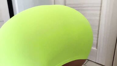 La belle-mère a un cul sexy sous sa jupe pour le sexe anal