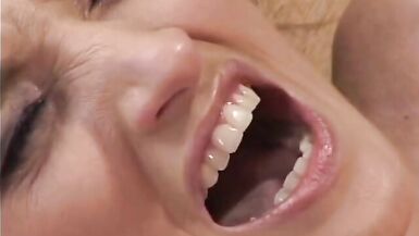 Milf gostosa masturba-se enquanto faz um broche - 8 image