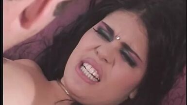 Le jeune homme lèche la chatte mouillée de la MILF et glisse sa bite dans sa chatte.