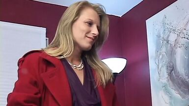 Une blonde sexy prend une bite massive et dure dans sa chatte juteuse.