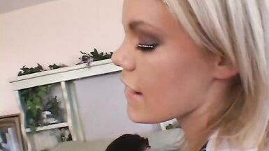 Üç beyaz erkek sırayla minyon bir mumyayı yatakta amından ve götünden sikiyor - 2 image