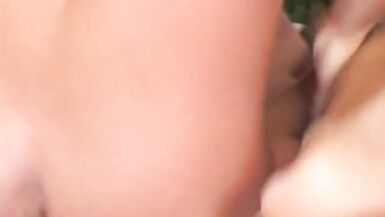 Üç beyaz erkek sırayla minyon bir mumyayı yatakta amından ve götünden sikiyor - 5 image