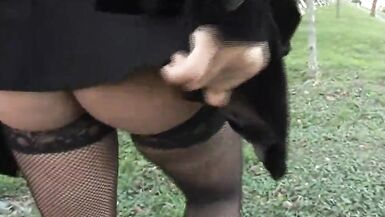 Une femme sexy qui veut baiser dans sa voiture ! - 11 image