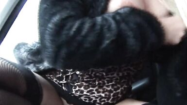 Une femme sexy qui veut baiser dans sa voiture ! - 8 image