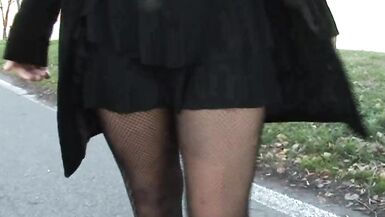 Une femme sexy qui veut baiser dans sa voiture ! - 9 image