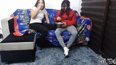 La belle-sœur dit quon devrait peut-être baiser avant de finir le film de sexe avec la belle-sœur qui ne peut pas résister à ma bite dure dans son cul Xvideos Big Ass - 3 image