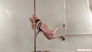 Nude pole dance embarrassment - 3 image