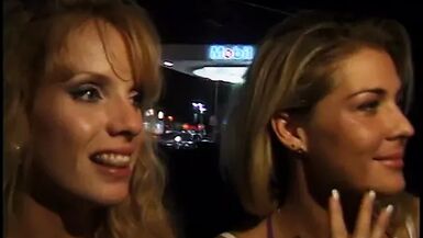 Une petite fille sexy se fait lécher la chatte mouillée en écartant les jambes.