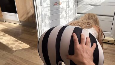 MILF en collant serré se penche et détend son gros cul pour le sexe anal