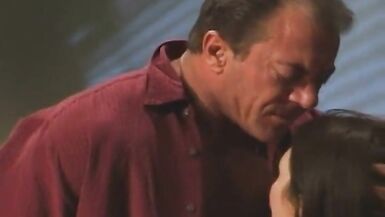 La brune Rayveness, très coquine, profite de léjaculation