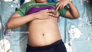 Une femme indienne joue avec sa chatte mouillée et rasée avec une carotte et obtient lorgasme. - 3 image