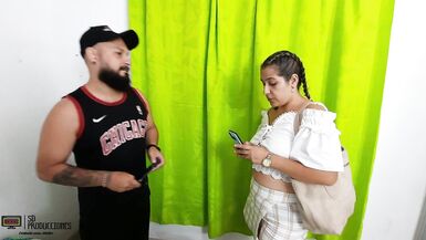 La pute de ma belle-mère engage une femme pour réparer notre maison et je finis par la baiser. - 3 image