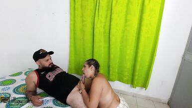 La pute de ma belle-mère engage une femme pour réparer notre maison et je finis par la baiser. - 6 image