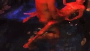 Femme à la caméra, nue et baisée dans le jacuzzi avec mon meilleur ami.