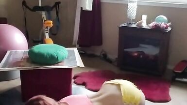 Workout in sexy yellow shorts - 11 image