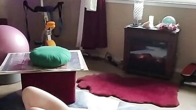 Workout in sexy yellow shorts - 7 image