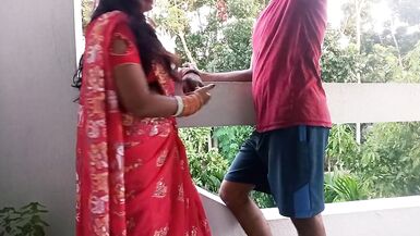 Balcony Pe Khadi Aunty Ko Patakar Jabardasti Choot Chudayi Kiya - 2 image