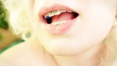 giro della bocca con lapparecchio - vore fetish - primo piano - 6 image