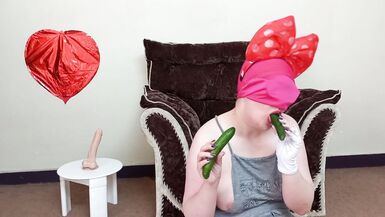 Seksi Babe boşalana kadar 3 salatalıkla mastürbasyon yapıyor - 2 image