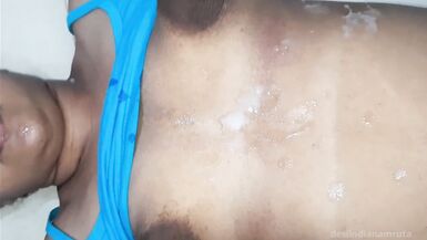 La femme de ménage Desi se fait sucer et donner des coups de main par le propriétaire de la maison alors quil ny a personne à la maison ! - 15 image