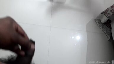 La femme de ménage Desi se fait sucer et donner des coups de main par le propriétaire de la maison alors quil ny a personne à la maison ! - 3 image