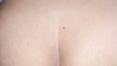 Lami de mon mari me baise ! Le préservatif se brise et il éjacule accidentellement dans mon gros vagin. - 9 image