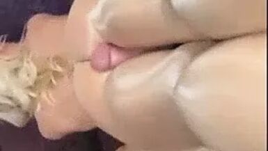 Mon amant habillé de façon sexy et moi avons un fantasme de jouissance. Fantasme du collant grand sperme