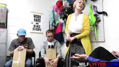 MILF Stiefmutter wird alles tun, um ihren diebischen Stiefsöhnen zu helfen - 4 image