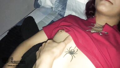 Jenregistre ma demi-sœur alors quelle est allongée et je la baise PARTIE 1