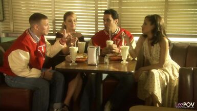 Baiser spontanément avec sa copine lesbienne brune et bronzée alors quelles sont au lit.