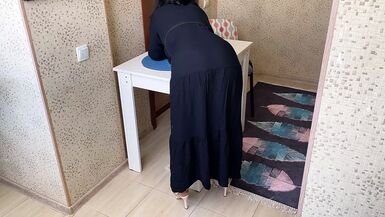Mature lady allowed to lift the dress for anal sex - 1 image