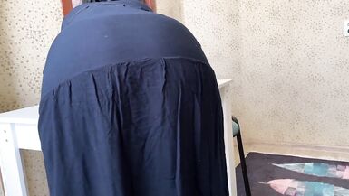 Femme mûre autorisée à soulever sa robe pour une relation sexuelle anale