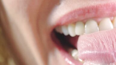 Fellation en gros plan, jouant avec la tête de la bite dure de mon mari