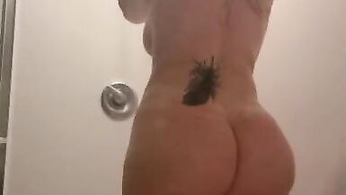 Jenna Starr prend une douche