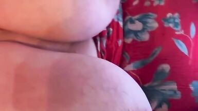 Manda messaggi ai miei fan mentre gioca con le mie enormi tette naturali e poi sborra sulle mie tette! - 11 image